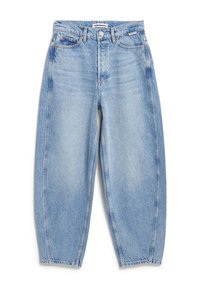 Jean en denim bleu clair taille haute avec poches avant et fermeture par bouton, étiqueté "ARMEDANGELS" à la ceinture.