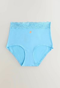 Világoskék, magasderekú női fehérnemű csipkés derékpánttal és egy kis narancsszelet-dísszel a csipke alatt középen.