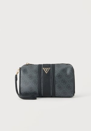 Petit porte-poignet rectangulaire noir et gris avec surface à motifs, bande noire centrale, fermeture éclair dorée et triangle logo Guess doré.