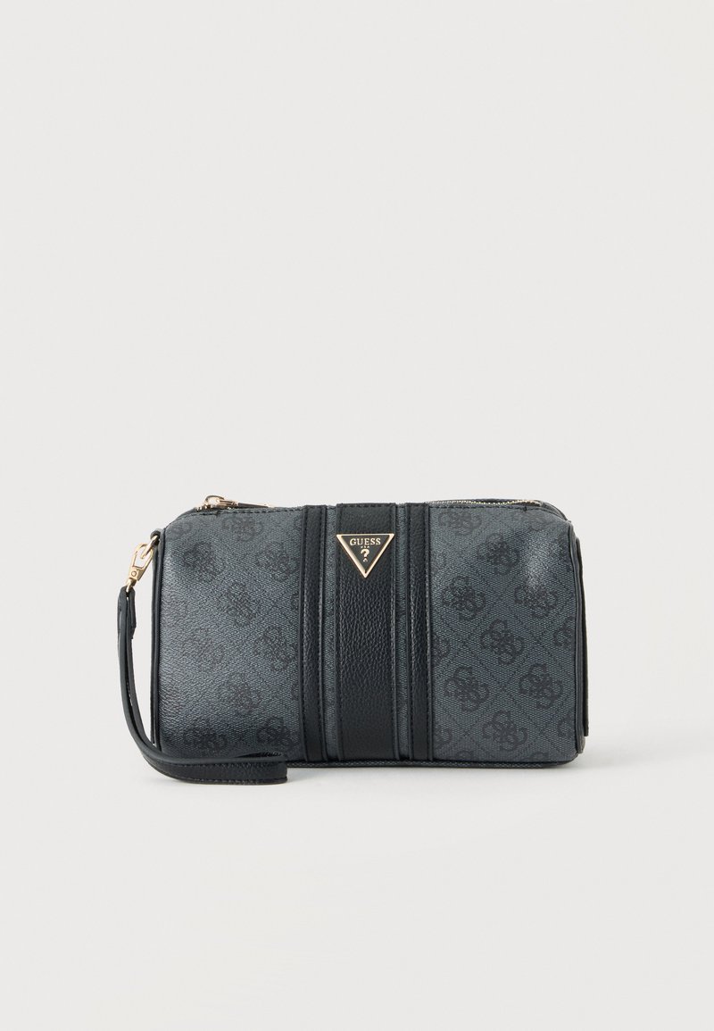 Petit porte-poignet rectangulaire noir et gris avec surface à motifs, bande noire centrale, fermeture éclair dorée et triangle logo Guess doré.