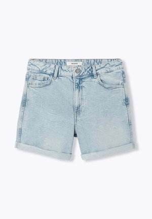 Short en denim bleu clair avec revers roulés, fermeture par bouton et zip, poches avant et poche monnaie, présenté sur fond blanc.