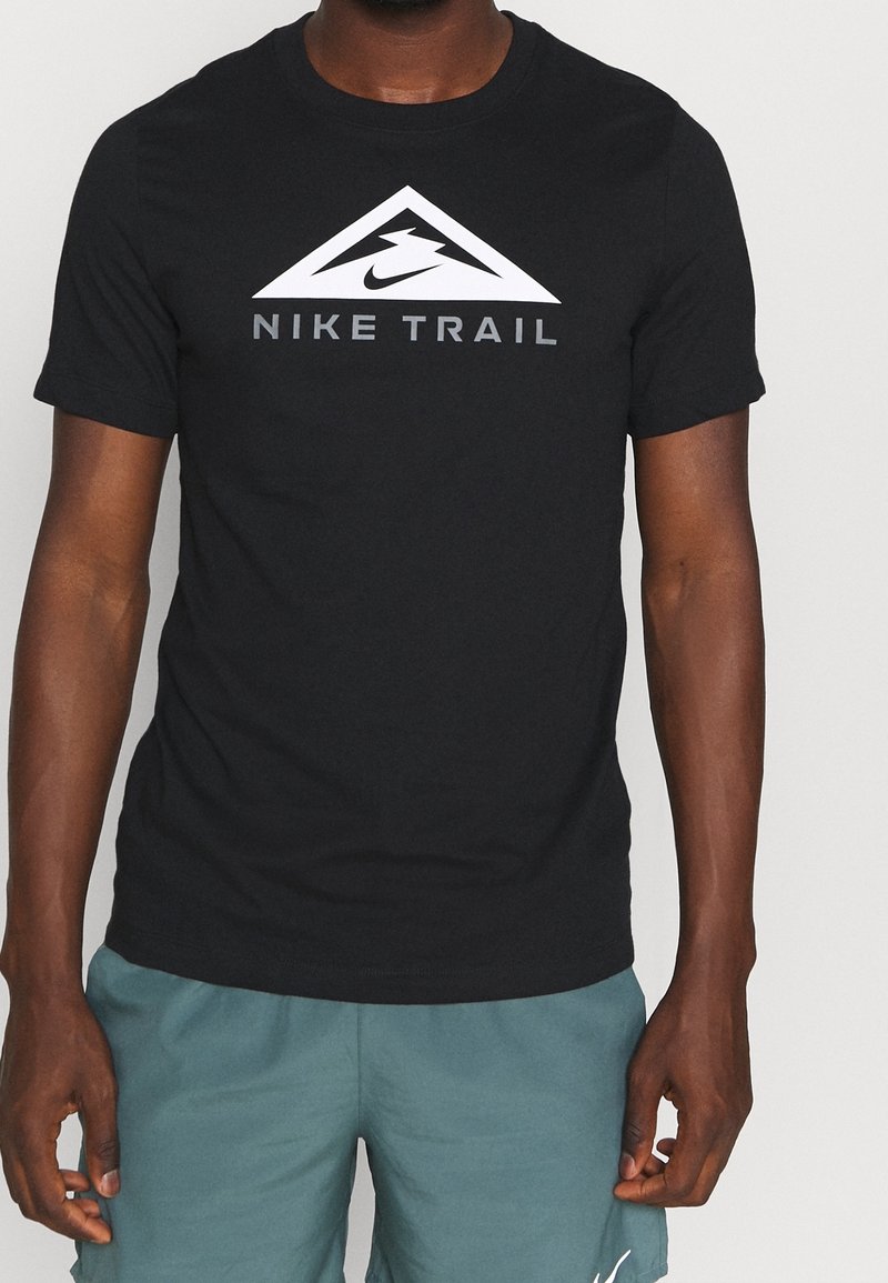 Camiseta de algodón negra con un logo blanco de Nike y el texto "NIKE TRAIL", de manga corta y cuello redondo.
