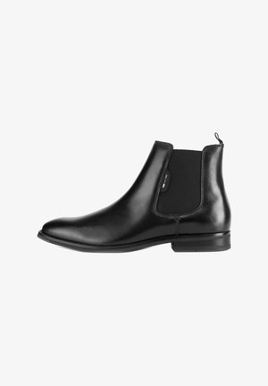Schwarzer Chelsea-Stiefel aus Leder mit elastischem Seitenpaneel, Zuglasche an der Ferse und niedrigem Blockabsatz vor weißem Hintergrund.
