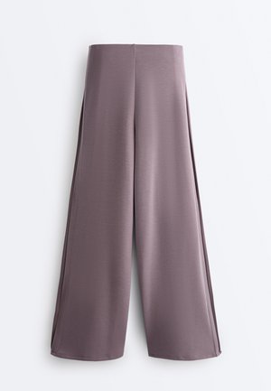 Pantaloni a gamba larga in malva tenue con una texture liscia e vita alta, mostrati stesi su uno sfondo bianco.