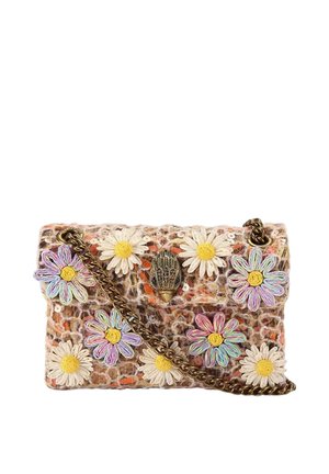 Piccola borsa testurizzata con tracolla a catena, decorata con margherite ricamate multicolori e bianche, e una chiusura metallica a forma di mano.