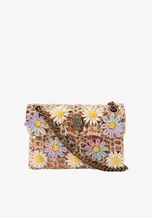 Piccola borsa testurizzata con tracolla a catena, decorata con margherite ricamate multicolori e bianche, e una chiusura metallica a forma di mano.