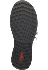 Schwarze Gummisohle mit einem Fischgrätenprofil. Mit erhöhtem Logo in Rot und angegebener Größe. Texturiert für Grip und Haltbarkeit.