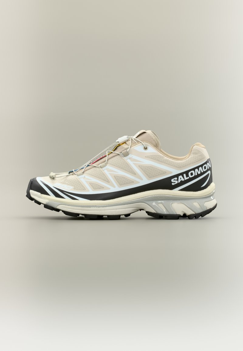 Αθλητ ικό ελαφρύ παπούτσι με μπεζ πλέγμα ανώτερου μέρους, λευκές λεπτομέρειες και μαύρη λαστιχένια σόλα. Διαθέτει σύστημα γρήγορου δέσιμου και υφή στη φτέρνα.