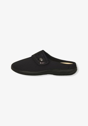 Scarpa nera slip-on con tomaia in tessuto e una fascia decorativa testurizzata con un bottone. Punta arrotondata e suola flessibile per il massimo comfort.