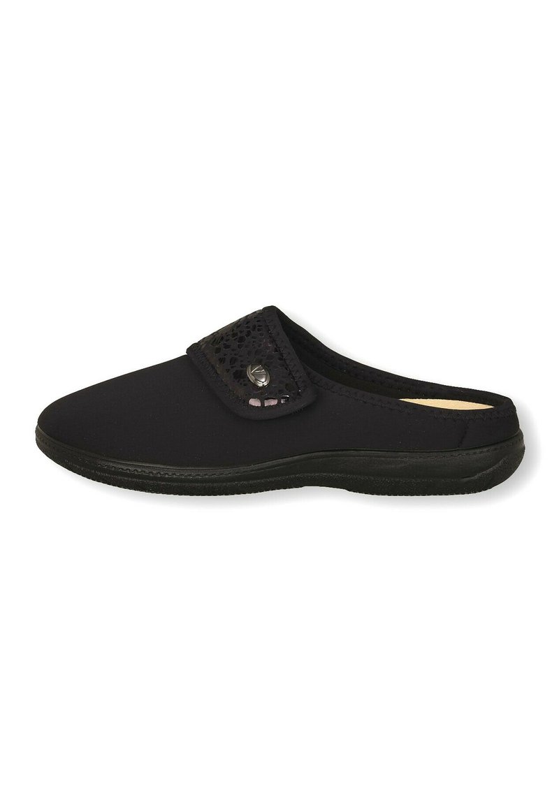 Scarpa nera slip-on con tomaia in tessuto e una fascia decorativa testurizzata con un bottone. Punta arrotondata e suola flessibile per il massimo comfort.