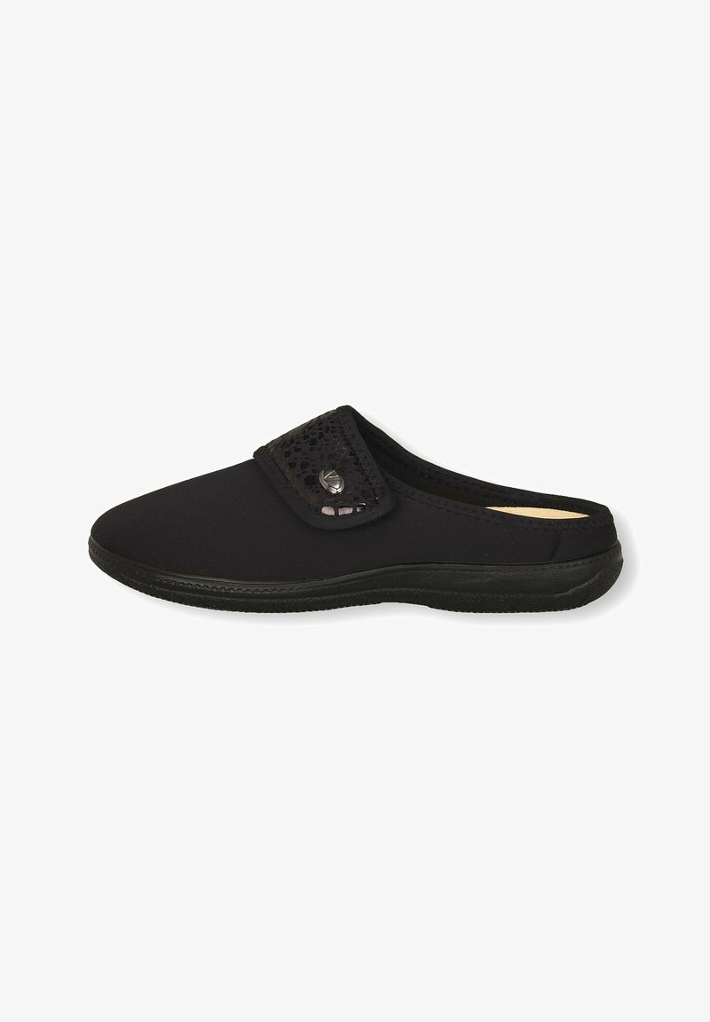 Scarpa nera slip-on con tomaia in tessuto e una fascia decorativa testurizzata con un bottone. Punta arrotondata e suola flessibile per il massimo comfort.
