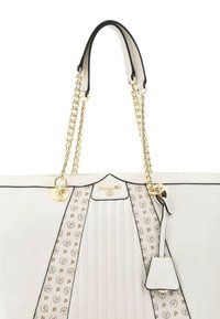 Borsa tote in pelle bianca con tracolle in catena dorata, bordo nero e motivo decorativo con logo P sul fronte, dotata di un'etichetta rimovibile.