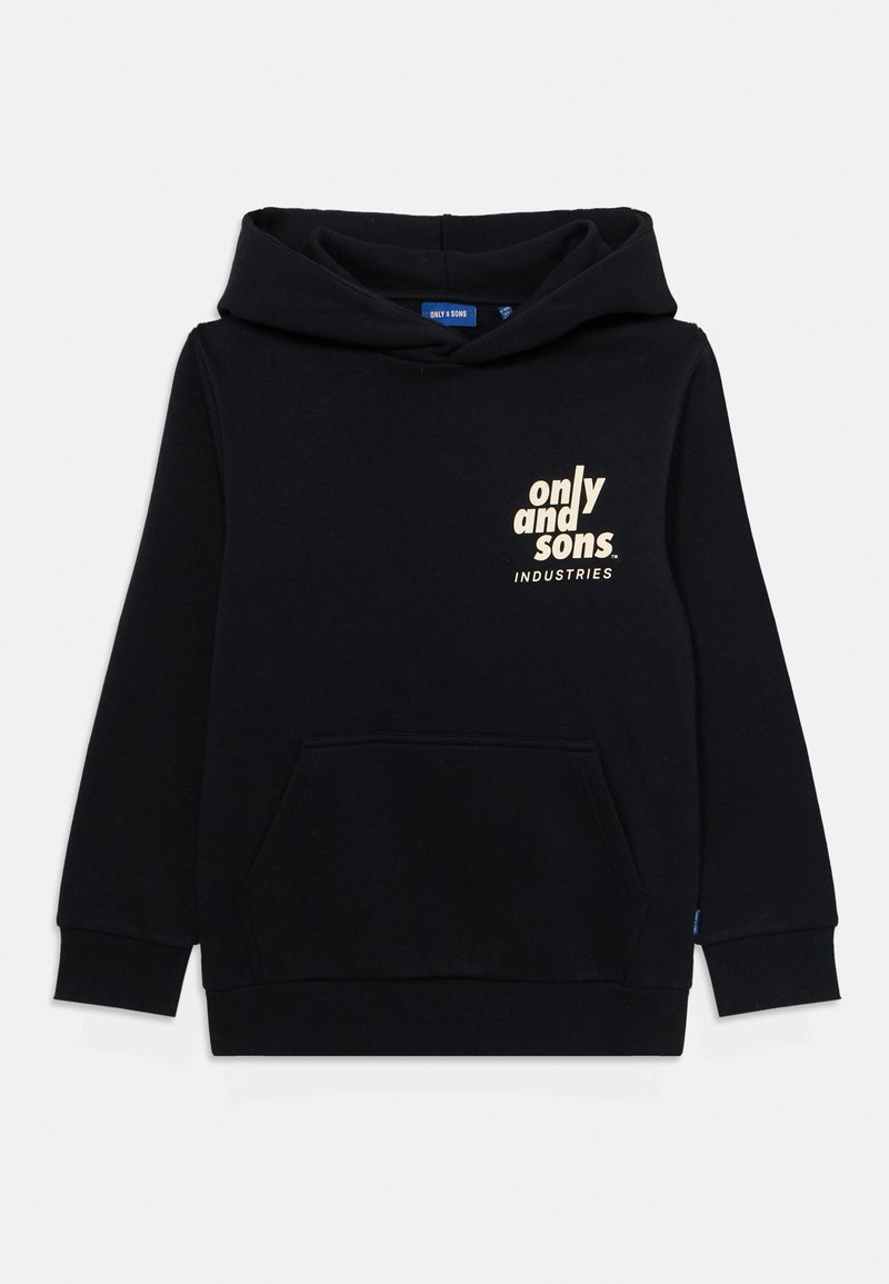 Felpa nera con cappuccio e tasca a marsupio frontale, caratterizzata da una stampa del logo color crema che recita "only and sons INDUSTIRES" sul petto.