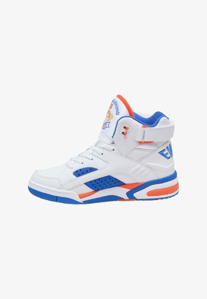 Białe skórzane sneakersy z wysokim cholewką z niebieskimi i pomarańczowymi akcentami. Zawierają perforowane niebieskie boczne panele, wyściółkę w kołnierzu oraz regulowany pasek.