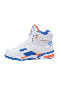 Valged nahast kõrged spordijalatsid sinise ja oranži aktsendiga. Omavad perforeritud siniseid külgpaneele, polsterdatud kaelust ja reguleeritavat rihma.