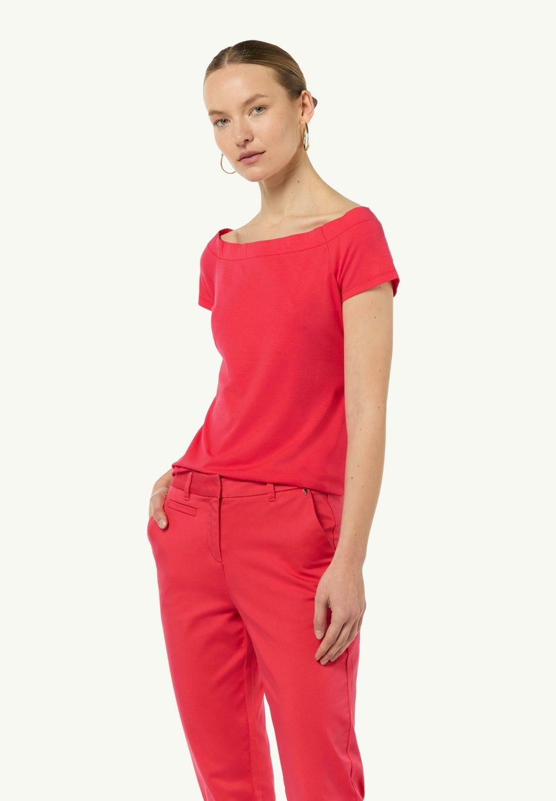 Krótki rękaw, bluzka odkryta na ramionach w jaskrawoczerwonym kolorze, wykonana z miękkiego materiału, w zestawie z dopasowanymi spodniami wąskimi, z bocznymi kieszeniami.