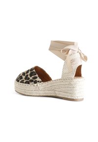 Espadrilky s leopardím potiskem, s tkanou jute podrážkou, béžovými šněrovacím na kotníku a výřezem na patě. Mají kulatou špičku a textilní svršek.
