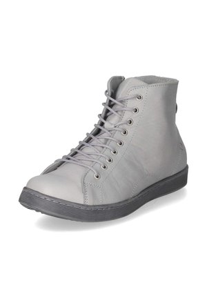 Scarpa alta in pelle grigio chiaro con lacci, suola in gomma nera, occhielli in metallo e collarino imbottito alla caviglia, mostrata inclinata su sfondo bianco.