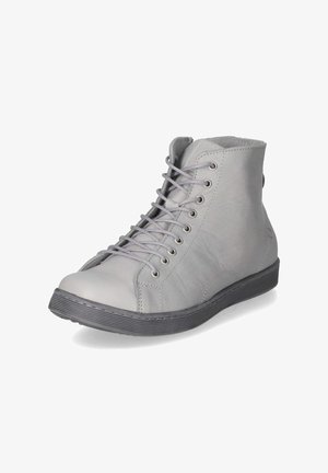 Scarpa alta in pelle grigio chiaro con lacci, suola in gomma nera, occhielli in metallo e collarino imbottito alla caviglia, mostrata inclinata su sfondo bianco.