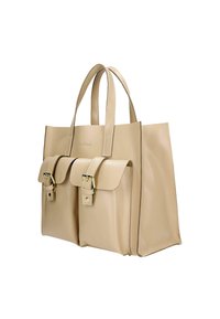Beige leren schoudertas met twee voorzakken met gesp-sluitingen, stevige bovenhandvaten en een glad, gestructureerd ontwerp.