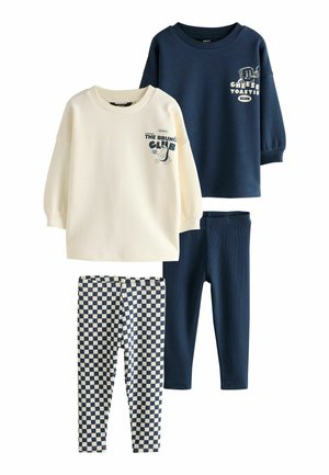 To børns langærmede toppe, én cremefarvet med "The Brunch Club" tryk, én marineblå med "Cheese Toastie Club" tryk, kombineret med marineblå og ternede leggings.