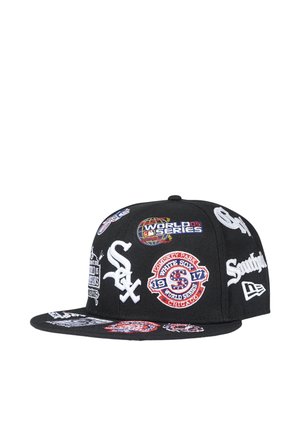Cappellino nero dei Chicago White Sox con loghi ricamati della World Series 2017, nome della squadra e logo New Era sul davanti, lato e visiera.