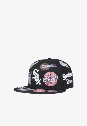 Cappellino nero dei Chicago White Sox con loghi ricamati della World Series 2017, nome della squadra e logo New Era sul davanti, lato e visiera.