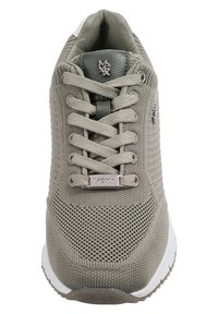 Sneaker grigia con tomaia in maglia testurizzata, design con lacci e dettagli in pelle. Presenta una suola imbottita e un logo sulla linguetta.