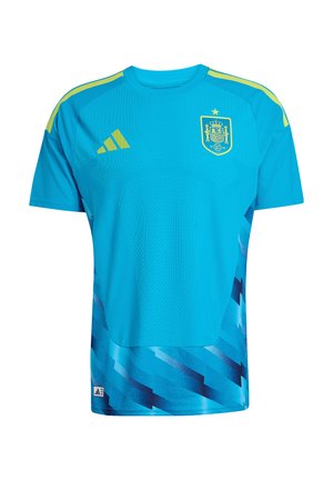 Giovane portiere di calcio maschile in divisa blu che tiene un pallone FIFA con guanti alle mani, girato di spalle alla telecamera.