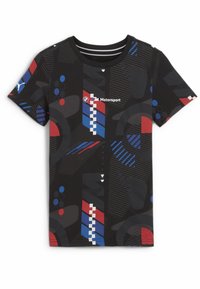 Schwarzes T-Shirt mit einem geometrischen Muster in Blau, Rot und Weiß. Das Material ist wahrscheinlich Baumwolle; das Design umfasst das BMW Motorsport-Logo.