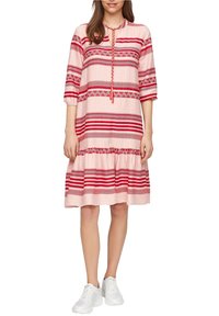 Rood en roze gestreepte jurk met ronde hals, driekwart mouwen en een geplooide rok; heeft een striksluiting en geometrische patronen.