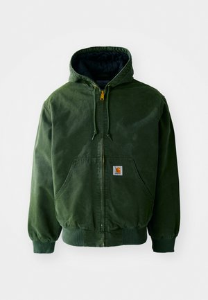 Veste à capuche en coton vert avec une fermeture éclair à l'avant, deux grandes poches, des poignets côtelés et un patch logo sur la poitrine gauche.