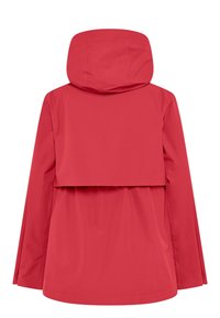 Rode waterdichte jas met aangezette capuchon en achterklep, ontworpen voor bescherming buitenshuis.