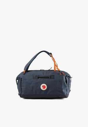 Donkerblauwe duffelbag met zwarte bodem, oranje ritsjes, verstelbare schouderriem, voorste logopatch en bovenste ritssluiting.