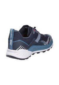 Marineblaue und graue Sportschuh für Trails mit weißer Sohle, strukturierter schwarzer Außensohle, blauem Zuglasche sowie hellblauen und roten Akzenten.