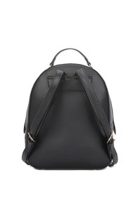 Zaino in pelle nera con due spallacci regolabili e un manico superiore, mostrato dal retro su uno sfondo bianco.