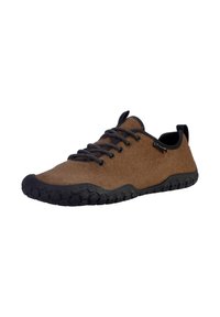 Braune Filzschuhe mit schwarzen Gummisohlen, strukturiertem Muster und schwarzen Schnürsenkeln. Niedrig geschnittenes Design mit minimalistischen Akzenten und einer Lasche an der Ferse.