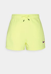 Pantalones cortos amarillos con cintura elástica y cordón. Presenta un pequeño logo multicolor de Nike en la parte inferior de la pierna derecha. Textura suave.