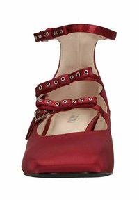 Chaussure plate en satin rouge avec un embout arrondi, dotée de trois bandes croisées avec quincaillerie en argent et œillets sur une semelle noire unie.