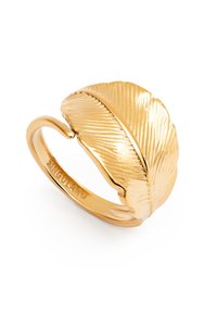 Goldfarbener Ring in Form eines Blattes, mit detaillierter Aderung, einem offenen Band und einer polierten Oberfläche. Innen mit Markenlogo versehen.