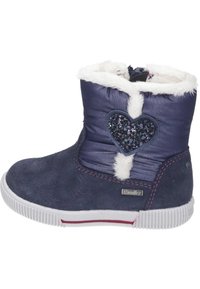 Marineblauwe laars met een zachte witte nepbont manchet, een textuur van suede aan de buitenkant, een hartvormige glitteraccent en een witte rubberen zool met roze rand.