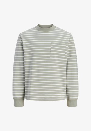 T-shirt à manches longues avec col rond, rayé horizontalement en gris clair et blanc, avec une poche rayée sur la poitrine gauche.