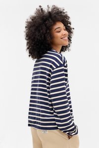 Langsleeve shirt met marineblauwe en beige horizontale strepen, zachte stof, relaxte pasvorm, ronde halslijn en label op de onderrug.