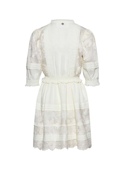 Witte jurk tot op de knie met bloemenkantpatronen, pofmouwen, een aangesnoerde taille en geplooide details op de rok en mouwen, gezien vanaf de achterkant.