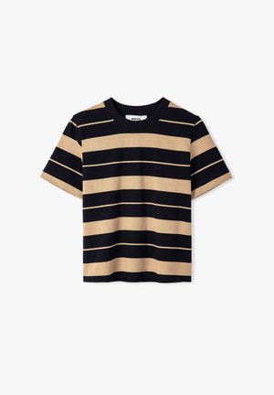 Koszulka w paski z ciemnoniebieskimi i beżowymi poziomymi paskami, z krótkimi rękawami i okrągłym dekoltem. Wykonana z miękkiej bawełny.