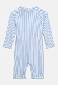 Μπλε και λευκό ριγέ κάθετα μακρυμάνικο φορμάκι μωρού με μεσαίου μήκους πόδια, εμφανιζόμενο από πίσω σε λευκό φόντο.