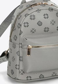 Sac à dos gris en cuir synthétique texturé, doté d'une poche avant zippée et de motifs de logo en relief. Accessoires en hardware doré.