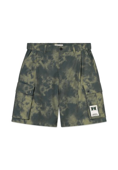 Cargo σορτς σε σκούρο πράσινο χρώμα με μοτίβο tie-dye, που διαθέτει πλαϊνές τσέπες, κλείσιμο με κουμπί και ετικέτα με λογότυπο στο μπροστινό μέρος.