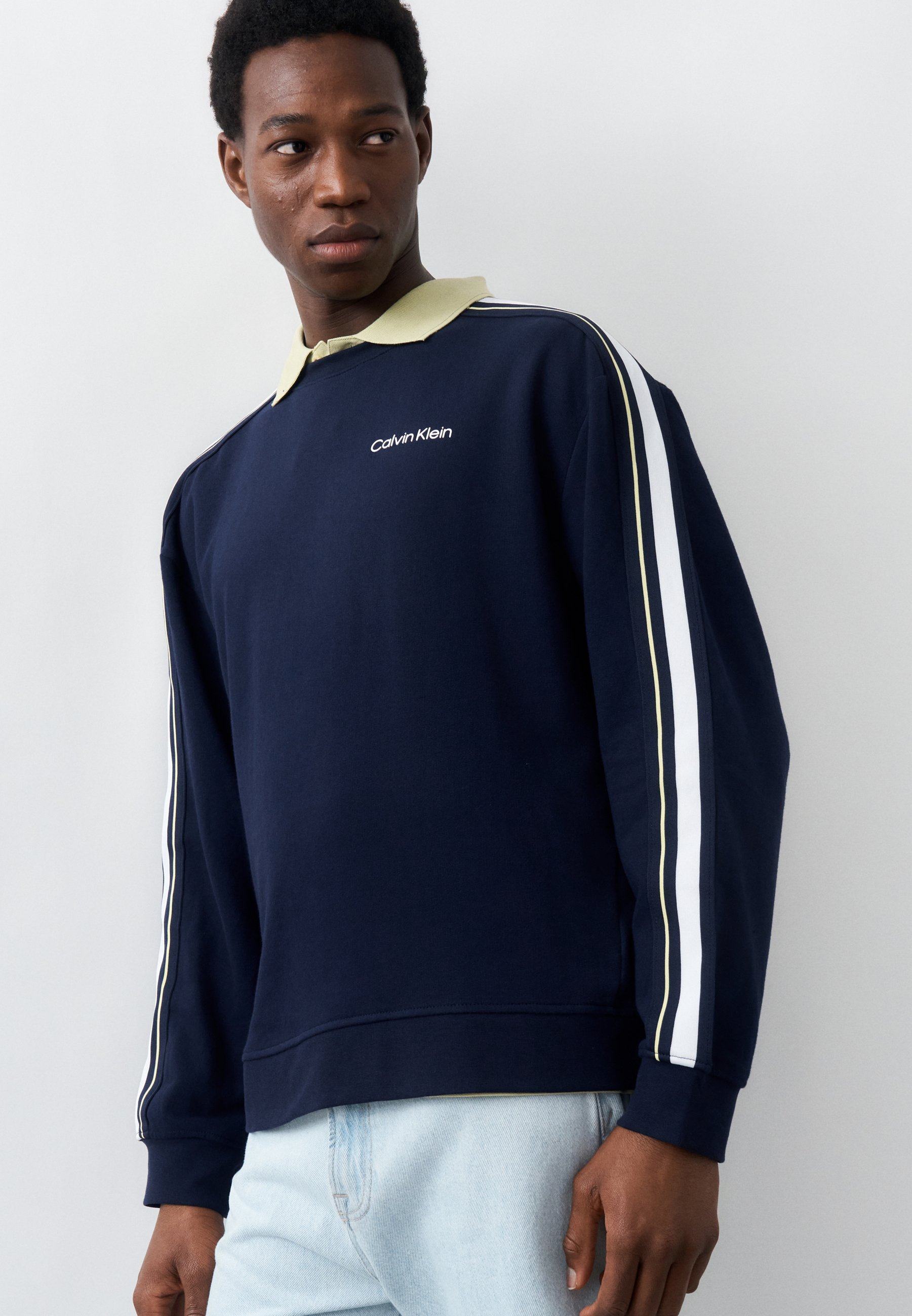 Calvin Klein LOGO TAPE CREW ICON - Sweatshirt - shoreline/dark 