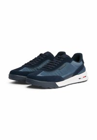 Sneakers blu navy caratterizzati da una combinazione di tessuti in mesh e suede, una silhouette slanciata e una suola bianca con un piccolo dettaglio a contrasto.